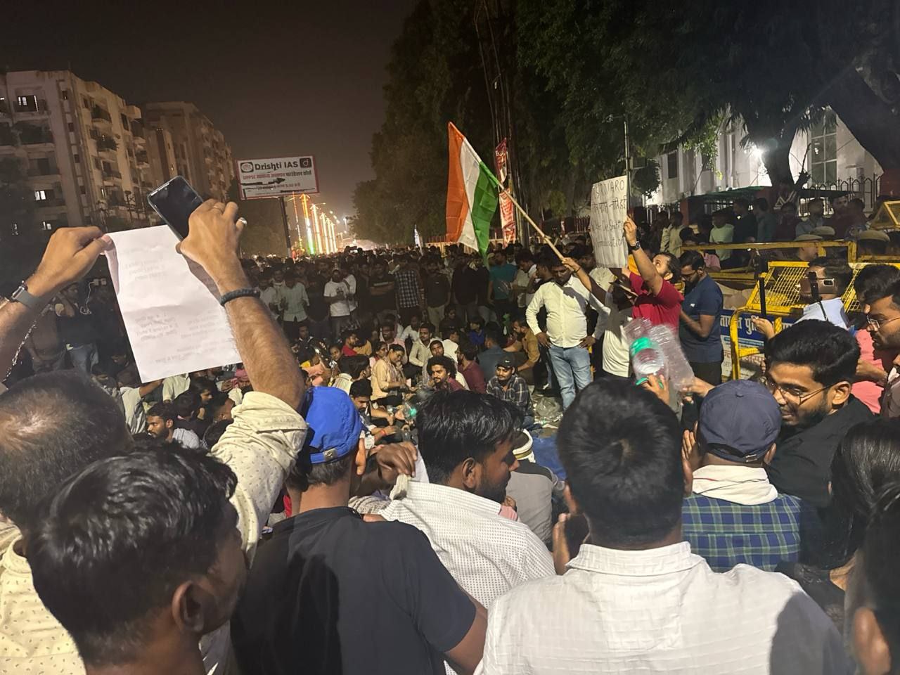 UPPSC Protest Updates: RO/ARO-PCS एग्जाम को लेकर उत्तर प्रदेश सरकार ने लिया ये बड़ा फैसला,जानें अपडेट